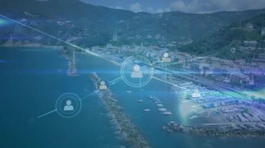 Asimetrik çizgilerle bağlanan profil simgelerinin dijital animasyonu ve kıyı şeridine yakın şehir manzarasının arka planı