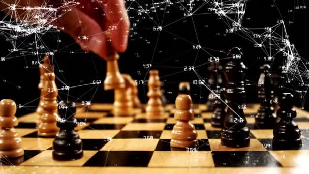 数字を持つ非対称ラインが前景で移動しながら チェスをプレイする男のデジタルコンポジット — ストック動画