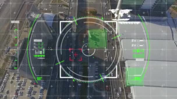 Animation numérique d'un viseur dans une interface futuriste avec une carte du monde et des places vertes se déplaçant à l'écran tandis que l'arrière-plan montre une vue de la ville avec des routes et des voitures 