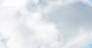Berrak gökyüzünde hareket eden bulutların dijital animasyonu 4k