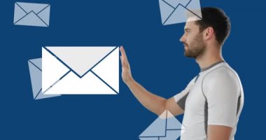 Opak zarflar ön plana düşerken, beyaz bir adamın dijital zarfa dokunmak için uzanarak bir daire içinde mesaj zarfı simgelerini serbest bırakmanın dijital bileşimi