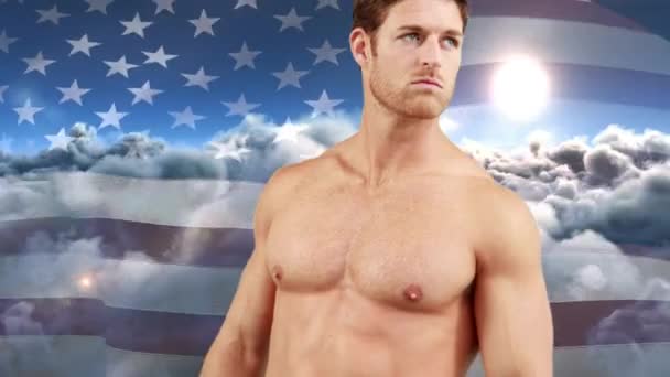 背景が太陽と雲とアメリカの旗と空を示しながら 運動体のポーズを持つ裸の白人男性のデジタルコンポジット — ストック動画