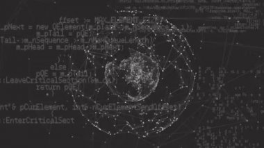 Asimetrik çizgiler parlarken ekranda hareket eden program kodlarının dijital animasyonu arka planda bir küre oluşturur
