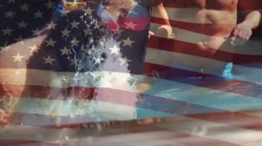 Bir havuzda kutlayan bir grup farklı arkadaşın dijital bileşimi ve 4 Temmuz'da altın bir metnin arkasında Amerikan bayrağı sallarken başı kaldıran bir adamın dijital bileşimi