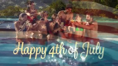 Bir altın 4 Temmuz metin arkasında bir Amerikan bayrağı dalgalar ise içecekler üzerinde havuzda kutlayan çeşitli arkadaşlar bir grup dijital kompozit