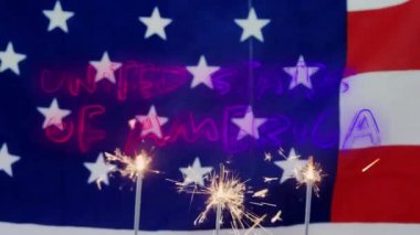 4 Temmuz için kırmızı ve beyaz masa örtüsü nün üstüne ışıklı ışıltılar ile cupcakes arkasında Bir Amerika Birleşik Devletleri metin dijital animasyon.