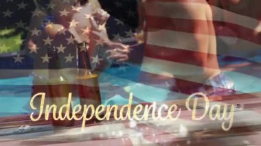 Bir erkek ve kadın oynarken havuzda çeşitli arkadaş grubunun dijital kompozit ve 4 Temmuz için altın bağımsızlık günü metin arkasında bir Amerikan bayrağı dalgalar.