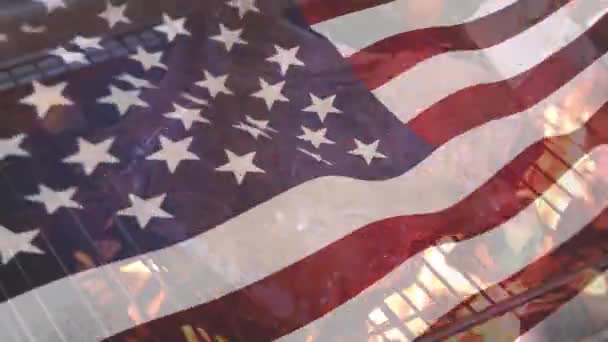 7月4日の背景にアメリカ国旗が波を立てながら 火のグリルで肉のバーベキューのデジタル複合材料 — ストック動画