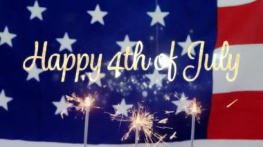 4 Temmuz'da kırmızı ve beyaz bir masa örtüsünün üzerinde titreşen ışıklı ışıltılarla cupcakes arkasında bir Amerikan bayrağı görünen altın Happy 4 Temmuz metin dijital animasyon.