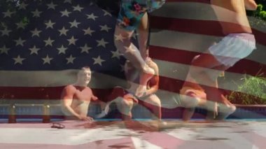 Bir havuzda kutlayan çeşitli arkadaşlar bir grup dijital kompozit ve iki Temmuz'un dördüncü için arka planda Amerikan bayrağı dalgalar ise atladı.