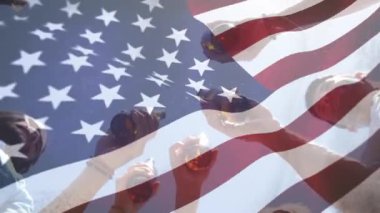 4 Temmuz için arka planda bir Amerikan bayrağı dalgalar ise bira şişeleri toasting çeşitli arkadaşlar bir grup Dijital kompozit.