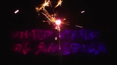 4 Temmuz için karanlık arka planda ışıklı bir ışıltı yanıp sönmektedir ise kırmızı ve mavi degrade Amerika Birleşik Devletleri metin dijital animasyon.