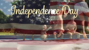 Havuzda kutlayan farklı arkadaş grubu ve iki adam atlama dijital kompozit ise 4 Temmuz için arka planda altın bağımsızlık günü metin arkasında bir Amerikan bayrağı dalgalar.