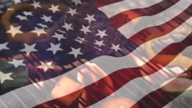 4 Temmuz için arka planda bir Amerikan bayrağı dalgalar ise bir yangın ızgara barbekü Dijital kompozit.
