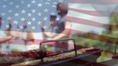 Amerikan bayrağıdijital kompozit çeşitli arkadaşlar bir grup temmuz dördüncü için içecekler ve barbekü üzerinde arka planda kutluyoruz.