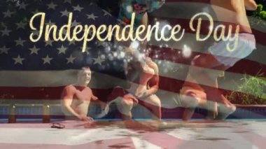 Havuzda kutlayan çeşitli arkadaşlar grubun dijital kompozit ve iki Temmuz 4 için bokeh ışıkları ile altın Bağımsızlık Günü metin arkasında Amerikan bayrağı dalgalar sırasında atladı.