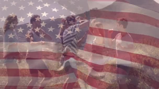 7月4日の背景にアメリカの旗が波を立てながら 屋外で踊る多様な友人のグループのデジタルコンポジット — ストック動画