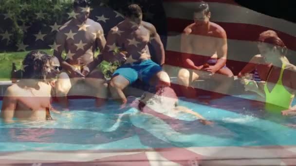 Digitale Zusammensetzung Einer Gruppe Unterschiedlicher Freunde Die Einem Pool Feiern — Stockvideo