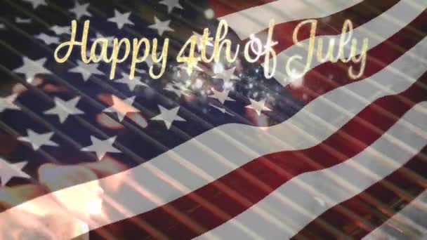 点亮的火格栅的数字复合 而美国国旗在金光四的7月4日文本后面挥舞着散景灯 — 图库视频影像