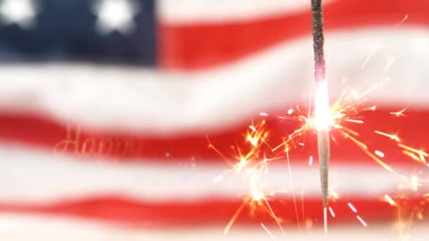 ボケライトと7月4日の背景に輝く輝きの後ろにアメリカの旗を持つ金のハッピー独立記念日のテキストのデジタルアニメーション — ストック動画