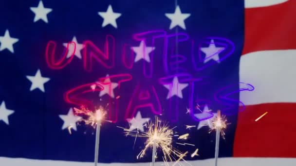 7月4日 以红色和蓝色渐变显示美利坚合众国文字的数字动画 在纸杯蛋糕后面 闪烁着闪闪发光的美国国旗 — 图库视频影像