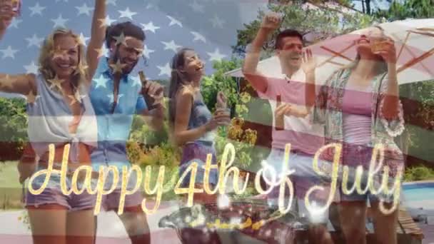 アメリカの旗が金の後ろに波を立てながら 飲み物やバーベキューを祝う多様な友人のグループのデジタルコンポジットは 7月のテキストのハッピー4Th — ストック動画