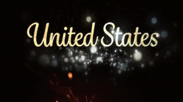 7月4日の暗い背景に明るい輝きがちらついている間 ボケライトを持つ金の米国のテキストのデジタルアニメーション — ストック動画