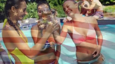 Havuz başında kutlama yapan farklı arkadaş grubunun dijital bileşimi, erkekler havuz kenarında otururken, kadınlar da gözlüklerini bağlar. 4 Temmuz için arka planda Amerikan bayrağı dalgalar.