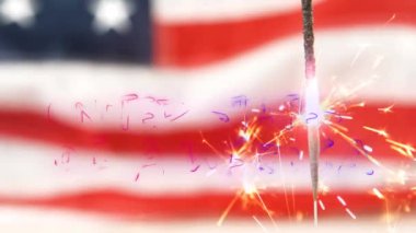 Kırmızı ve mavi degrade ve arka planda titreşen ışıklı ışıltı arkasında bir Amerikan bayrağı 4 Temmuz metin dijital animasyon