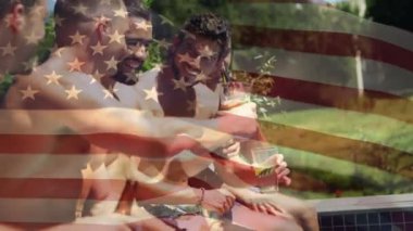 4 Temmuz için arka planda Amerikan bayrağı dalgalar ise içecekler üzerinde bir havuzda kutlayan çeşitli arkadaşlar bir grup Dijital kompozit.