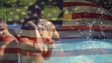 Bir havuzda kutlayan farklı arkadaşlar bir grup Dijital kompozit ise Temmuz 4 için arka planda Amerikan bayrağı dalgalar.