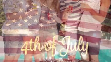 Bir grup farklı arkadaş içecekler üzerinde havuz başında kutlayan dijital kompozit bir altın 4 Temmuz metin arkasında Amerikan bayrağı dalgalar ise