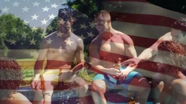 Bir havuzda kutlayan farklı arkadaşlar bir grup Dijital kompozit ise Temmuz 4 için arka planda Amerikan bayrağı dalgalar.