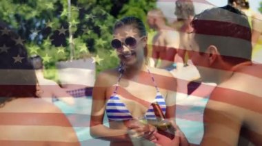 Bir havuzda kutlayan çeşitli arkadaş grubunun dijital kompozit ise Temmuz 4 için arka planda Amerikan bayrağı dalgalar.