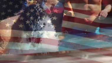 Havuzda kutlayan farklı arkadaş grubunun dijital kompozit ise 4 Temmuz için arka planda bir Amerikan bayrağı dalgalar.