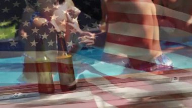 Arka planda Amerikan bayrağı dalgalar ise bir havuzda kutlayan çeşitli arkadaşlar bir grup Dijital kompozit