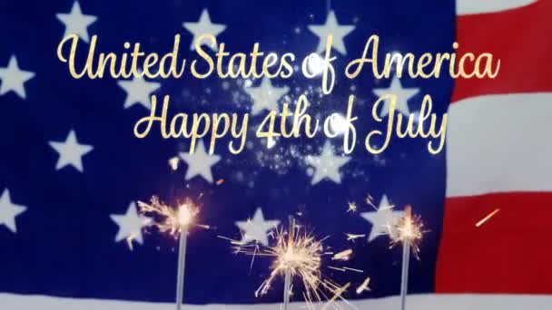 7月4日 一面美国国旗在纸杯蛋糕后面闪烁着闪闪发光的数字合成物 而金色的美国 7月4日的快乐文本出现 — 图库视频影像