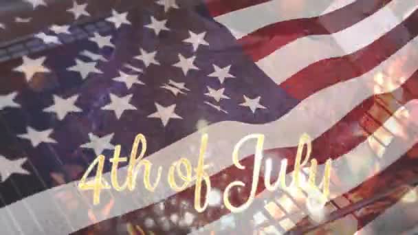 Arka Planda Temmuz Metin Altın Arkasında Amerikan Bayrağı Dalgaları Iken — Stok video
