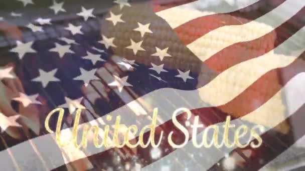 アメリカ国旗が7月4日の背景に金の米国のテキストの後ろに波を振っている間 グリルに置かれるトウモロコシのデジタル複合材料 — ストック動画