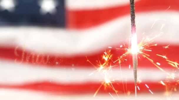 黄金独立日文本的数字动画 散景出现 而一个点燃的火花闪烁的背景与美国国旗7月4日 — 图库视频影像