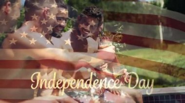 Bokeh ile altın bağımsızlık günü metin arkasında Amerikan bayrağı dalgalar ise içecekler üzerinde bir havuzda kutlayan çeşitli arkadaşlar bir grup Dijital kompozit.