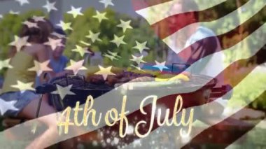 Beyaz bir ailenin piknik ve barbekü keyfi dijital kompozit ise bir altın 4 Temmuz metin görünür ve arka planda bir Amerikan bayrağı dalgalar.