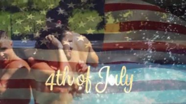 Arka plan havuza su sıçrayan çeşitli arkadaşlar bir grup gösterirken el sallayarak bir Amerikan bayrağı önünde görünen bir el yazısı bir altın 4 Temmuz metin dijital animasyon
