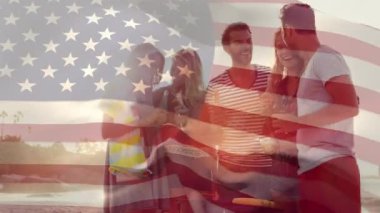 4 Temmuz için arka planda Amerikan bayrağı dalgalar ise plajda barbekü ve içecekler olan çeşitli arkadaşlar bir grup Dijital kompozit.