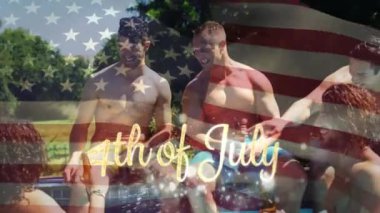 4 Temmuz için arka planda Amerikan bayrağı dalgalar ise içecekler ile bir havuzda kutlayan çeşitli arkadaşlar bir grup Dijital kompozit.