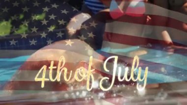 Amerikan bayrağı dalgalar ve bokeh ışıkları ile altın 4 Temmuz metin ön planda görünür iken bir havuzda kutlayan çeşitli arkadaş grubunun dijital kompozit