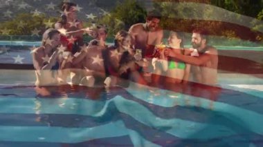 4 Temmuz için arka planda Amerikan bayrağı dalgalar ise içecekler ile bir havuzda kutlayan çeşitli arkadaş grubunun dijital kompozit.