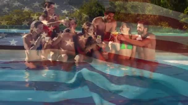 7月4日の背景にアメリカの旗が波を立てながら 飲み物とプールで祝う多様な友人のグループのデジタルコンポジット — ストック動画