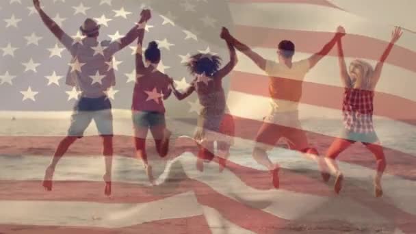 7月4日の背景にアメリカの旗が波を立てながら ビーチで一緒にジャンプする多様な友人のグループのデジタルコンポジット — ストック動画