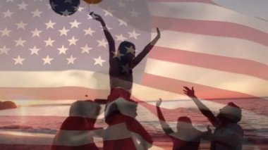 4 Temmuz için arka planda Amerikan bayrağı dalgalar ise gün batımı sırasında balonlarla plajda kutlayan çeşitli arkadaşlar bir grup siluet dijital kompozit.